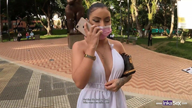 Hermosa joven es captada en casa de apuestas